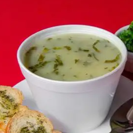 Caldo feito com batata e couve refogada.
