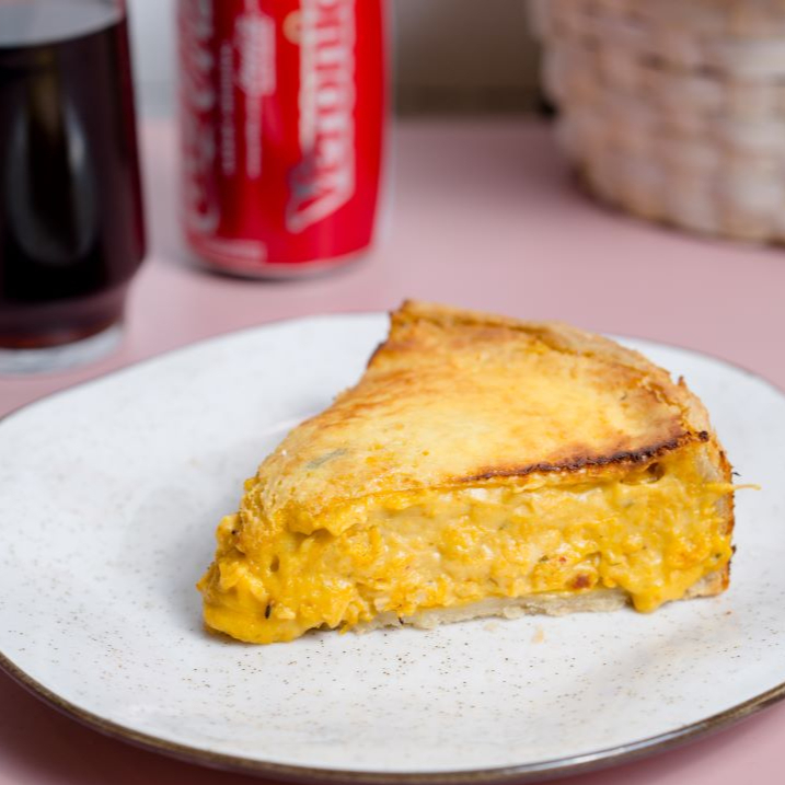 Uma deliciosa fatia da nossa quiche de frango, muito sabor e cremosidade. Acompanha uma Coca-Cola geladinha.
Categoria combos
Salgados e bebidas
Bom e barato "Taxa na Faixa"