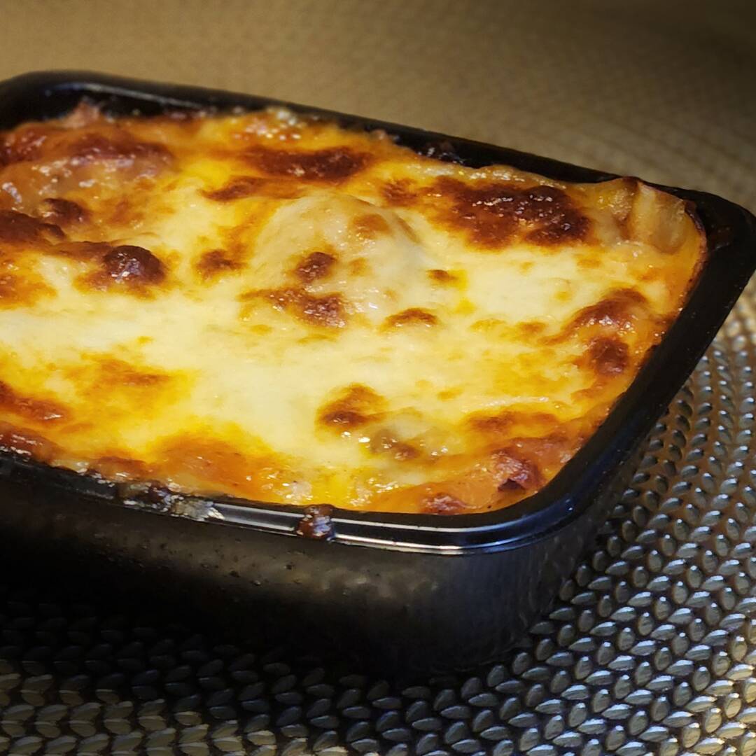 Massa fresca feita na casa, intercaladas com nosso clássico molho bolonhesa, molho bechamel cremoso e finalizada com queijo mussarela. Uma receita caseira com sabor de restaurante. Embalada com todo cuidado, perfeita para o seu momento de prazer em casa ou no trabalho.