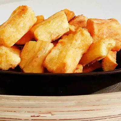 PORCAO DE MANDIOCA acompanha molho da casa.