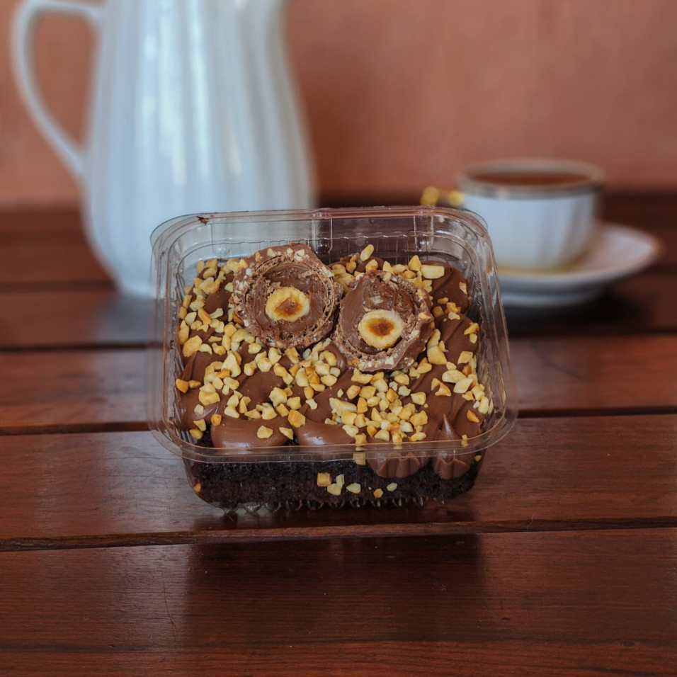 Sabor intenso, texturas surpreendentes e um toque de ouro. O clássico Ferrero Rocher transformado em uma experiência completa no nosso brownie.