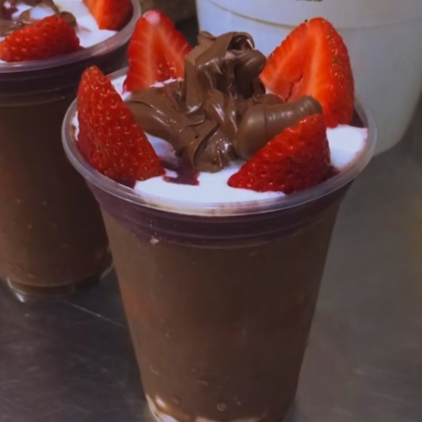 Açaí cremoso, recheado com Nutella e morangos frescos, finalizado com Nutella.