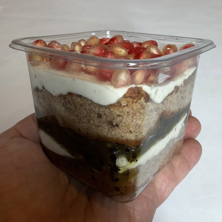 Pastel chile en nogada en vaso