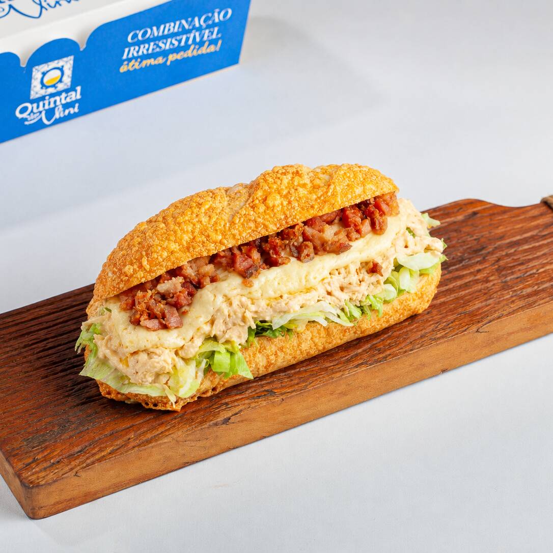 Na baguete de mussarela de 12cm, acompanhada de 80g de frango desfiado cremoso, com cream cheese, alface americana, mussarela derretida e bacon em cubos.
Para quem ama muito queijo e bacon, essa é a melhor opção!