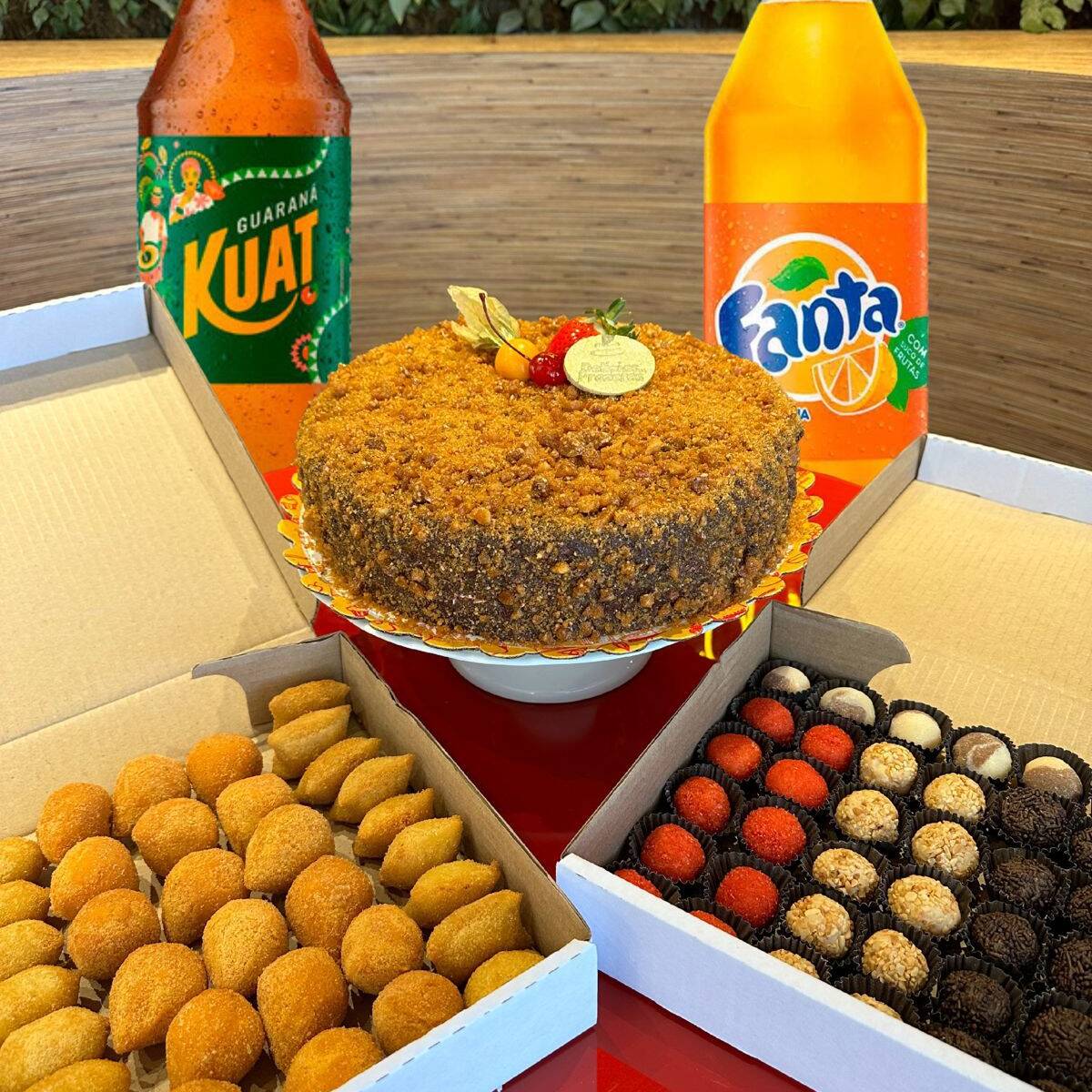 Acompanha Uma torta de Aprox. 2 Quilos no sabor bem casado, 120 salgados, e 100 Doces tradicionais.