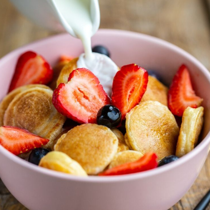 Bowl de mini hotcakes y frutos del bosque