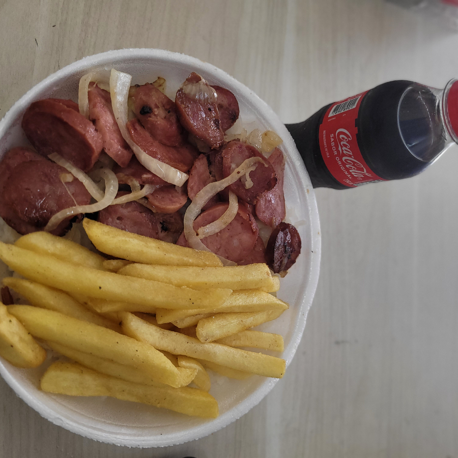 Deliciosa marmita de Arroz, feijão, calabresa acebolada e fritas, alem de salada de alface e tomate