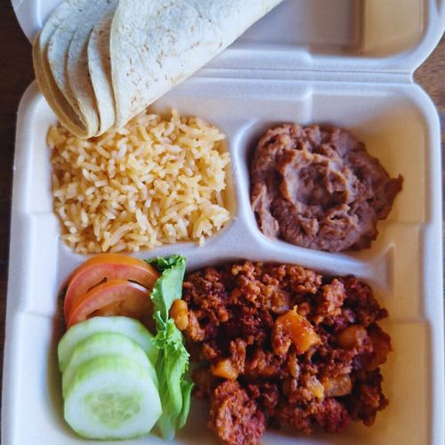 Platillo de Longaniza con papas, Arroz y Frijoles