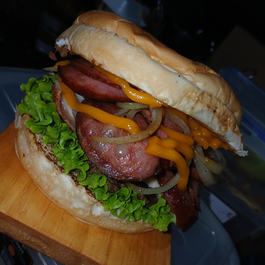 Pão,carne suculenta, calabresa, cebola, cheddar, queijo,presunto e salada