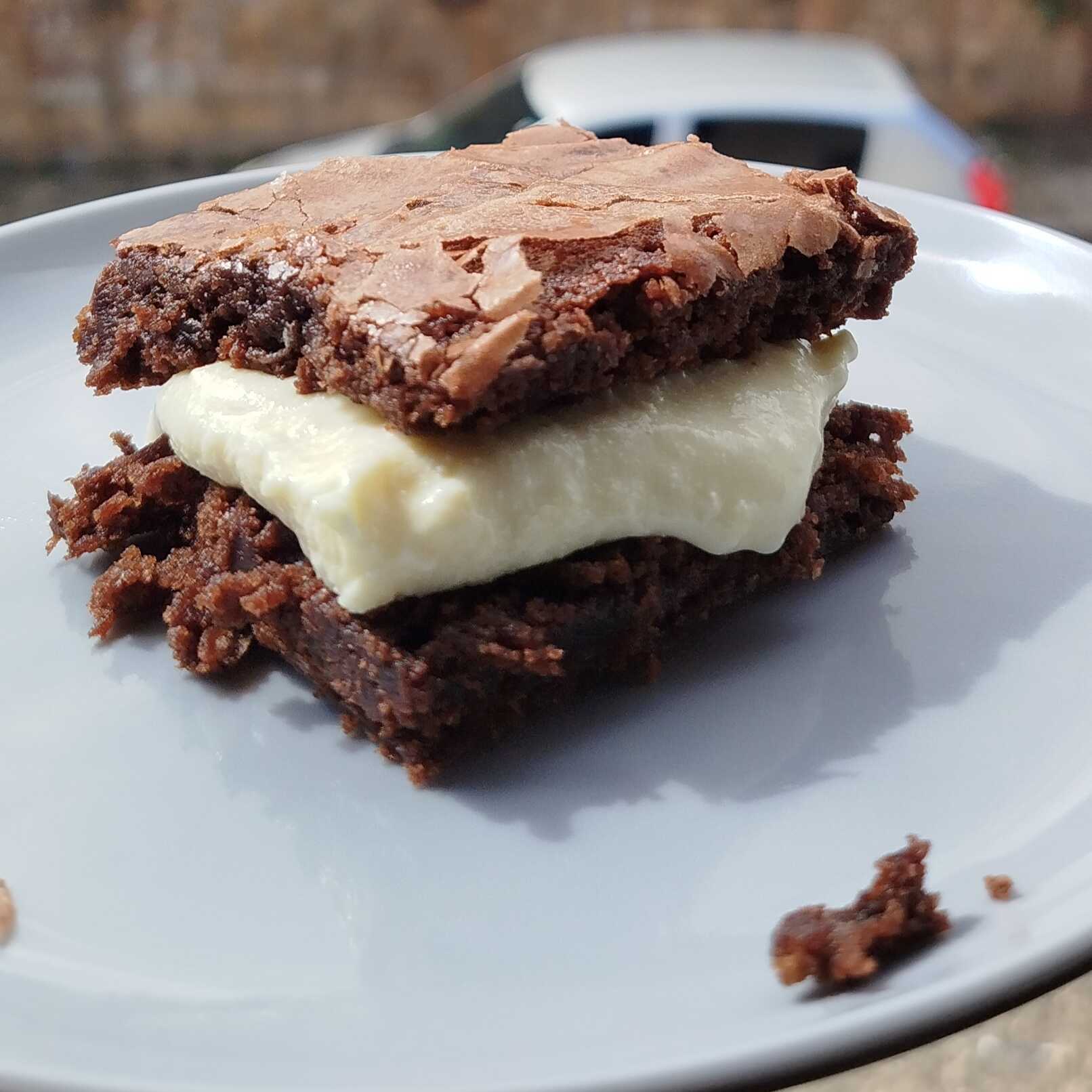 Brownie de Chocolate coberto com creme de Ninho.