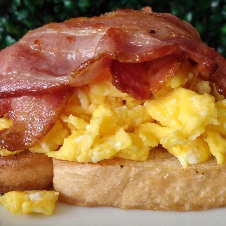 uma Fatia de pão, ovos mexidos e bacon
