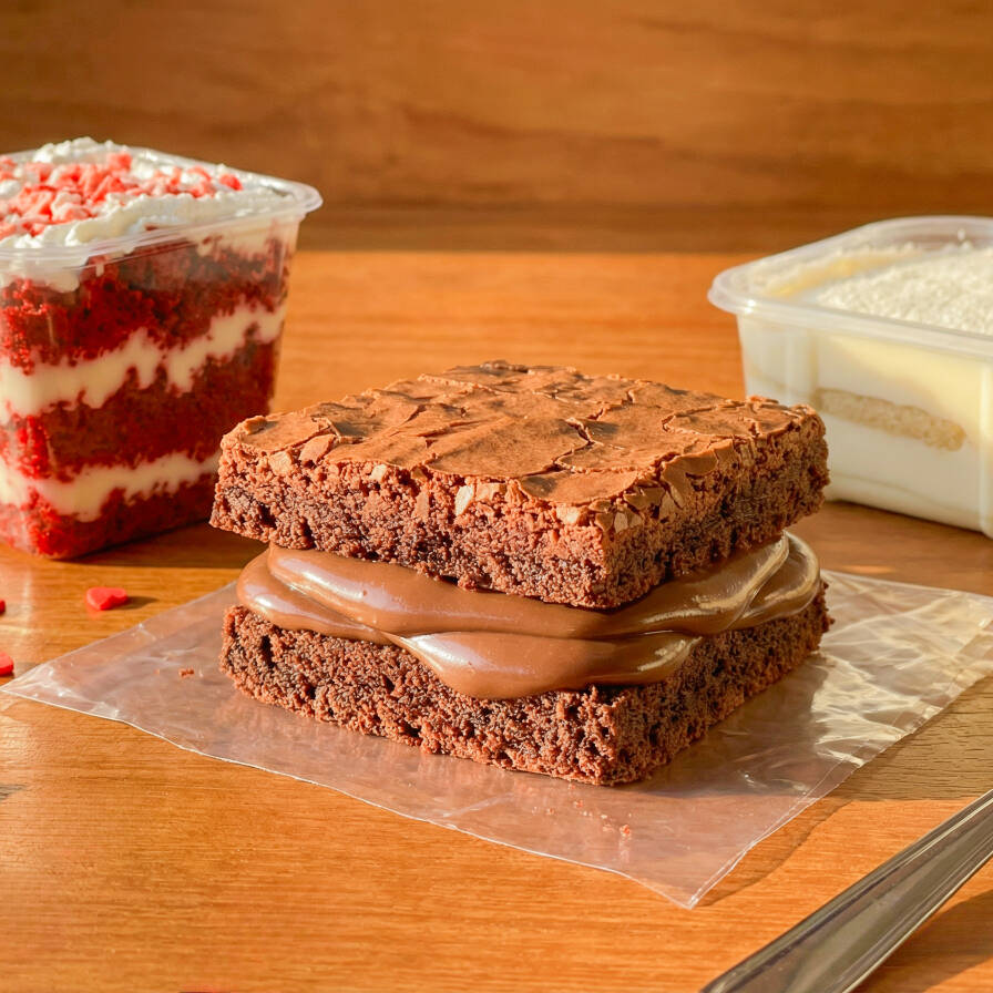 A cura para qualquer vontade de doce chegou! Nesse combo você leva: O Red Velvet mais fotogênico e gostoso da cidade (com muito Ninho!), nosso Brownie "chocolatudo" que é pura ostentação de brigadeiro, e o Pavê de Ninho com bolacha maisena que derrete na boca.