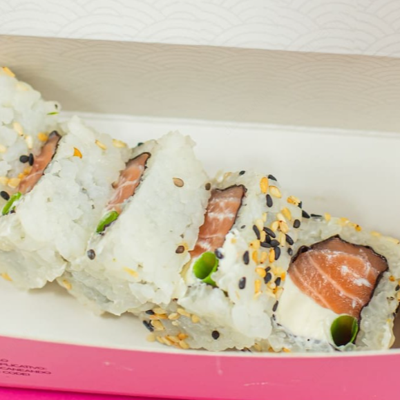 Enrolado de salmão, creme cheese, cebolinha, arroz japones gergelim torrado e alga.
