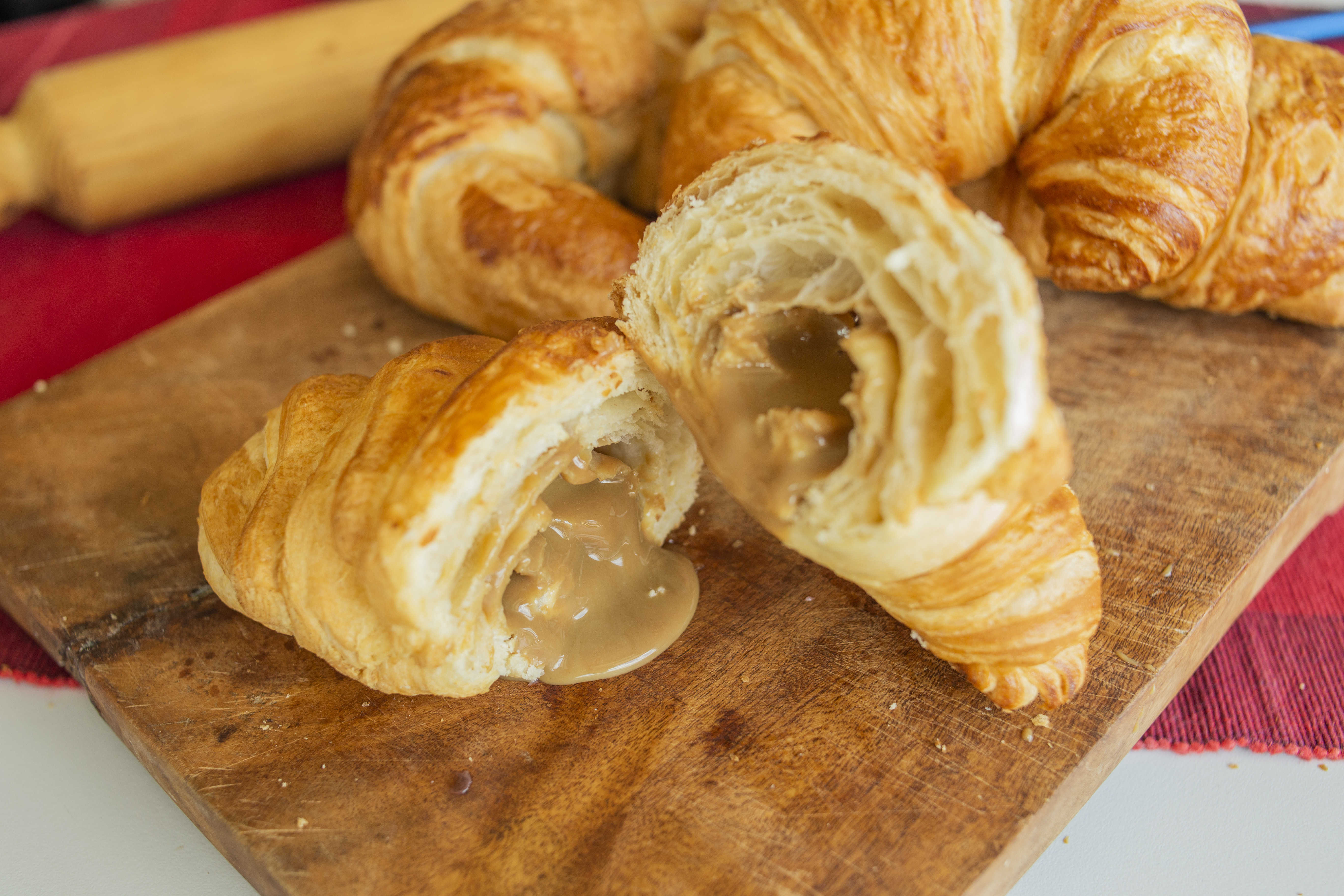 Croissant Relleno de Lechera con Café