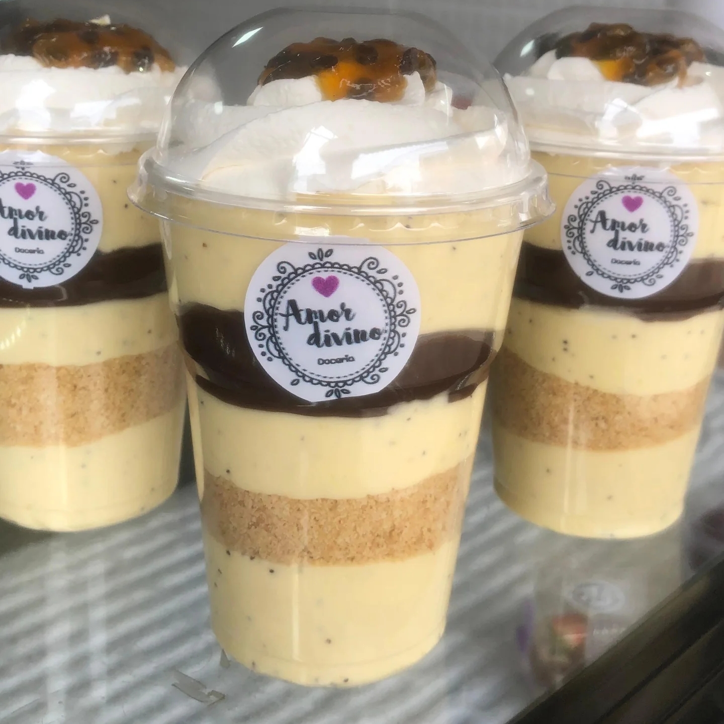 Creme de maracujá, biscoito triturado, mousse de maracujá, brigadeiro e chantilly