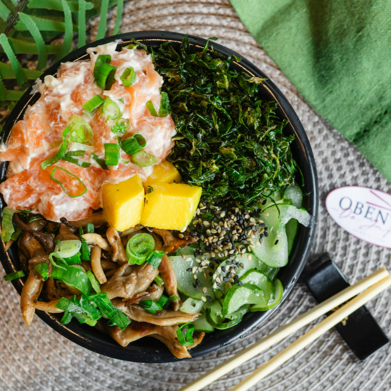 Base de gohan ou arroz shari, salmão fresco, cream cheese, sunomono, shimeji cogumelos e couve crocante.