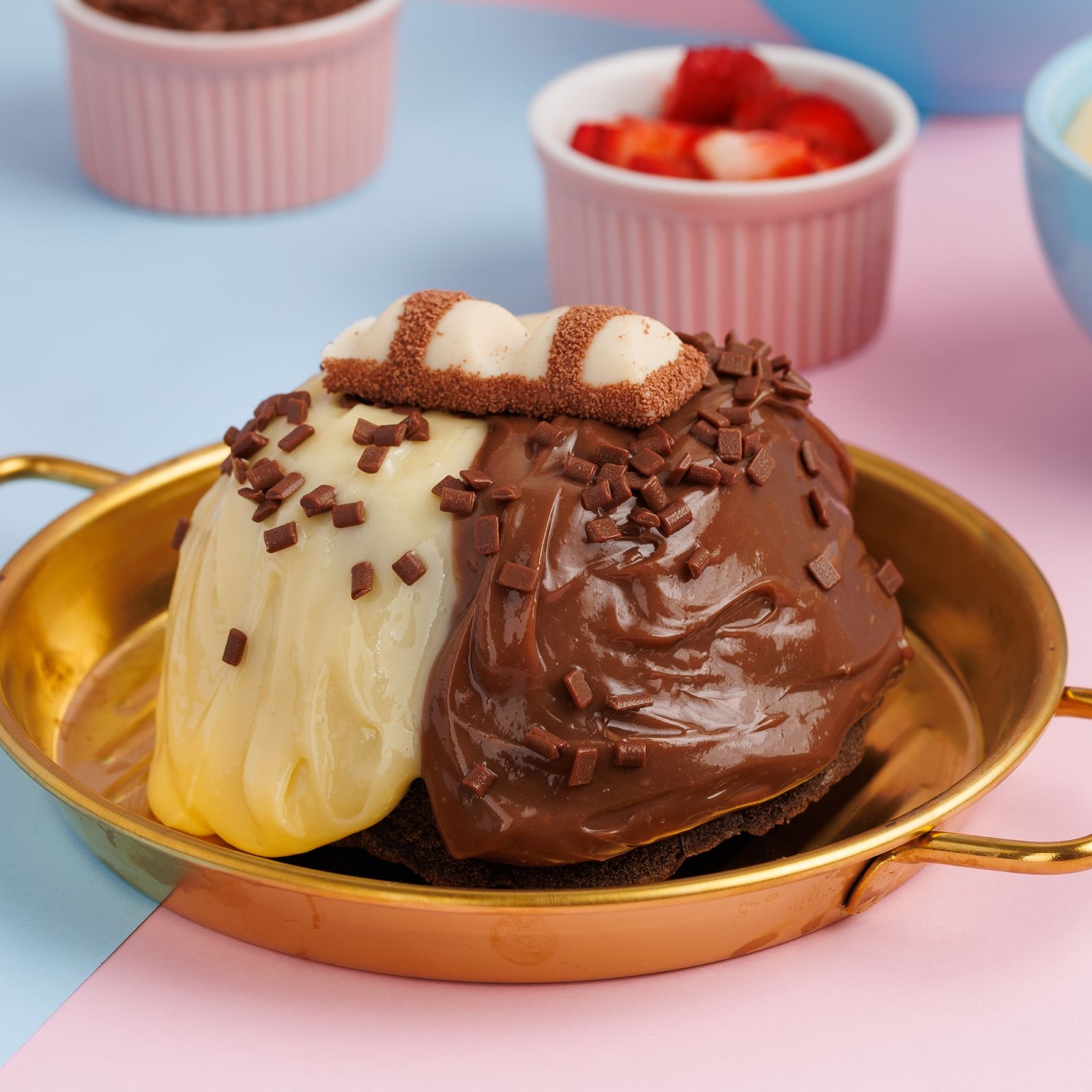 Massa fofinha de chocolate com uma combinação de dois brigadeiros um ao leite e outro de Ninho finalizado com granulado e um Kinder bueno