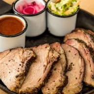 Cupim defumado por aproximadamente 12h no estilo texano, com nosso Dry Rub Especial. Servido fatiado, levemente condimentado, acompanhado de molho BBQ de Jack Daniel's, salada coleslaw e picles de cebola roxa