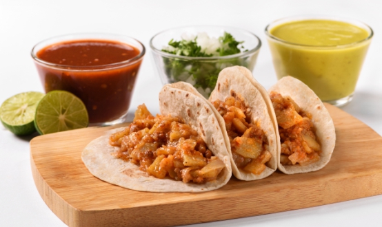 Taco de Chicharrón en Salsa Roja