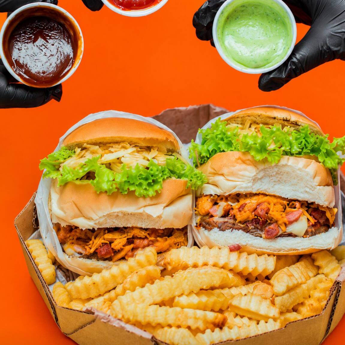 Inclui dois saborosos hambúrgueres "Gamora" Acompanhados de batata frita crocantes, um refrescante refrigerante. Observação: para adicionar extras em ambos os hambúrgueres, será necessário pagar por dois acréscimos. Desfrute deste prato na categoria Combos+ batata +refrigerante.