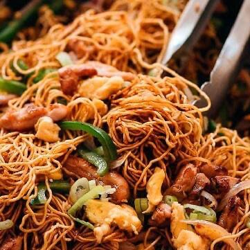 Marmita acompanha: delicioso Espaguete feito na chapa, contém linguiça calabresa , pernil picadinho, cenoura ralada, pimentão, tomate, cebola, milho e molho Shoyo.