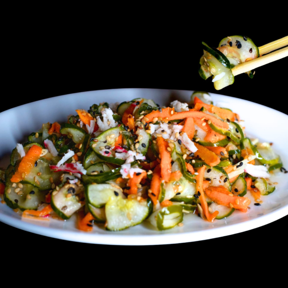 Salada agridoce de pepino, cenoura, kani-kama e gergelim