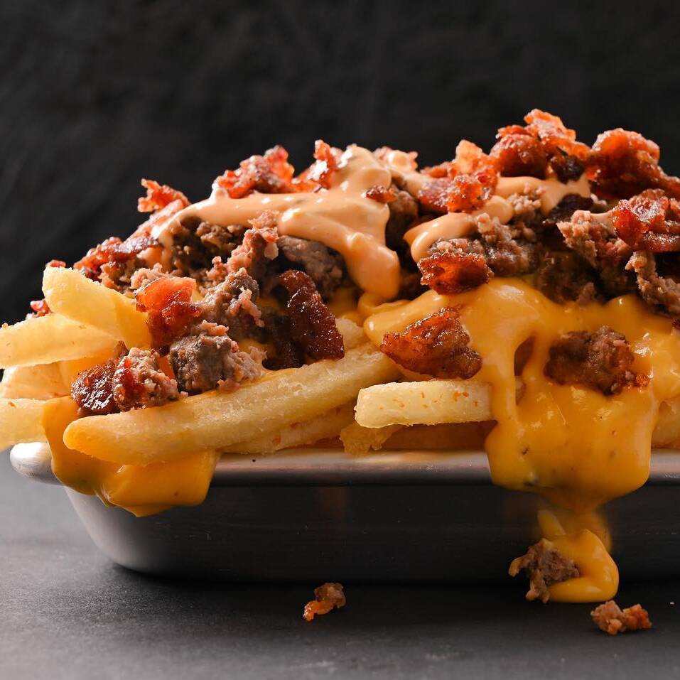 PAPAS FRITAS CON QUESO Y CHORIZO