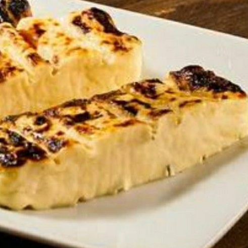 🔥🍢 Espetinho de queijo com orégano! Crocante por fora, macio por dentro e com aquele aroma irresistível 😋