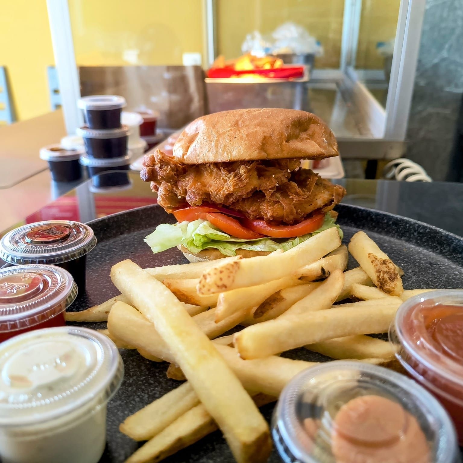 Cruji Hamburguesa con Papas Fritas.