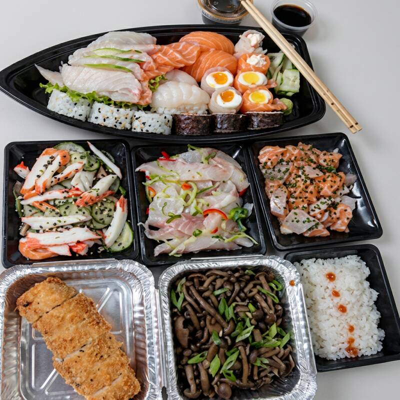 6 fatias de carpaccio de peixe branco, 6 sushis variados, 6 salmão, 6 tilapia, 100gr de tataki, 4 niguiris, 100gr de shimeji, 6 hots crocantes, 100gr de sunomono, 100gr de ceviche e 6 gukans variados. Acompanha no pedido: 2 pares de hashi, 1 molho teriaki e 1 molho shoyo.