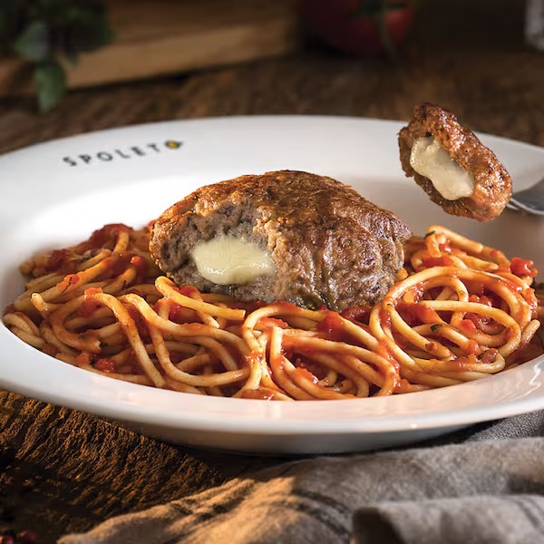 200g de massa italiana, 2 conchas de molho pomodoro ou bolognesa, acompanhada de polpettone, recheado com mozzarella.