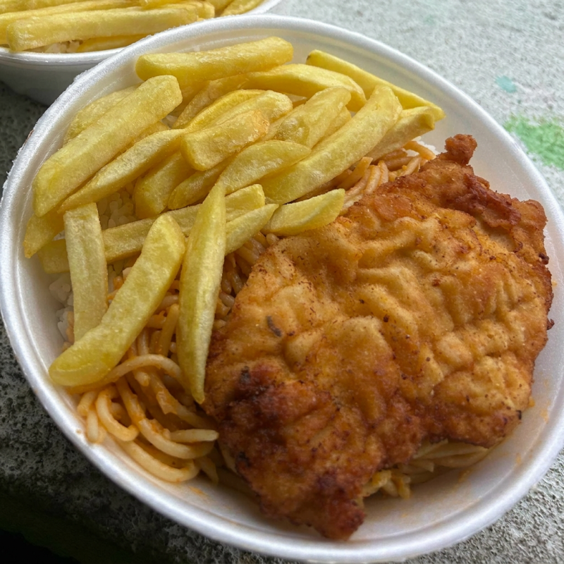 Arroz,Feijão,macarrão e farofa.