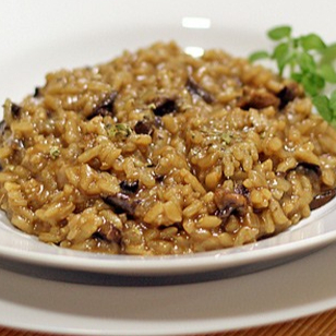 Um prato elegante e sofisticado, que promete enaltecer o seu paladar. Este Risotto é delicadamente preparado com os mais frescos cogumelos, cuidadosamente selecionados pelo nosso chef. Seu sabor é realçado pela cremosidade do arroz italiano, cozido lentamente para garantir a textura perfeita. O prato ainda é finalizado com uma generosa porção de queijo parmesão ralado, que adiciona um toque sutilm