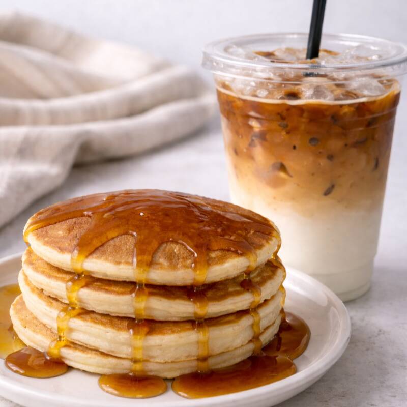 Combo de 3 Hotcakes Maple + 1 Iced Latte Clásico