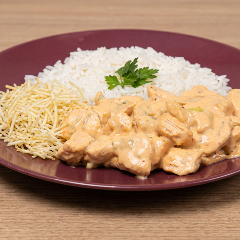 Arroz, feijão, strogonoff de frango e batata palha