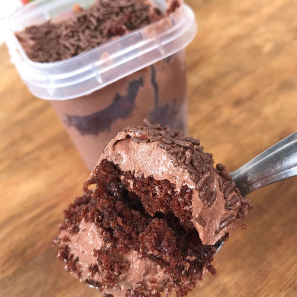 Delicioso bolo de chocolate. com um delicioso brigadeiro cremoso e bem molhadinho