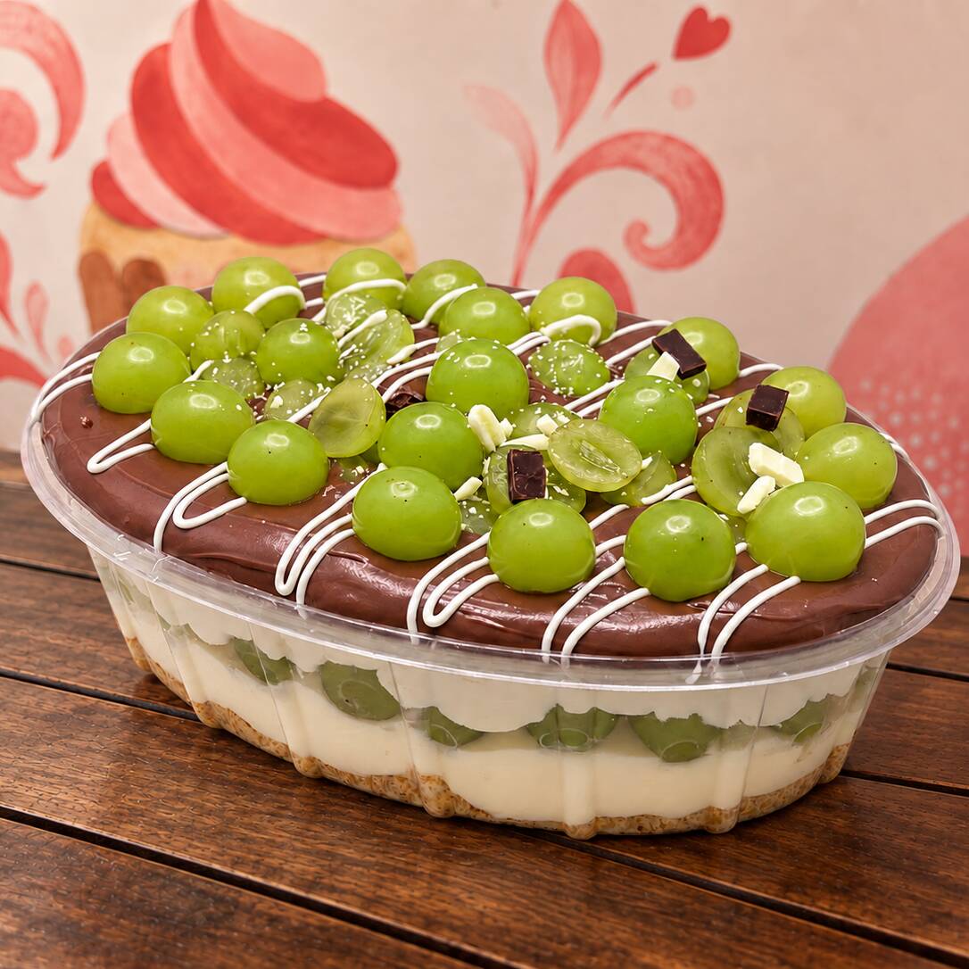 Uvas verdes sem semente, frescas e crocantes, combinadas com brigadeiro branco aveludado e ganache de chocolate ao leite. Finalizada com uma generosa porção de uvas, nossa travessa une cremosidade e frescor em cada colherada. Uma combinação irresistível para saborear e compartilhar!