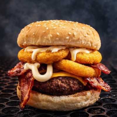 Pão macio, carne 130g na brasa, cheddar fatiado, bacon crocante, anéis de cebola e catupiry