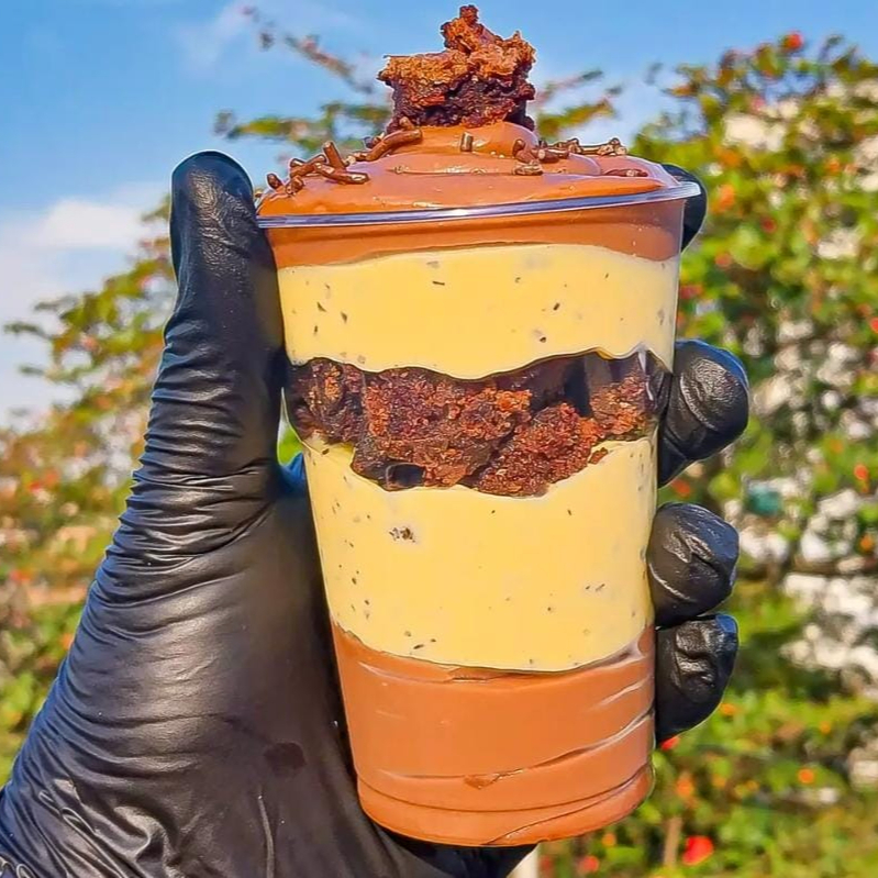 Copo de 200 ml recheado com nosso creme de chocolate  50% cacau., moussre de maracuja , e brownie chocolatudo