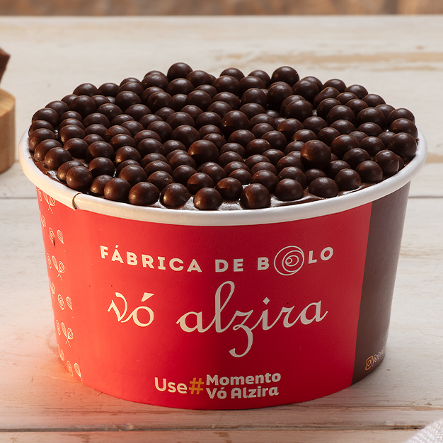 Bolo de pote caseiro, feito com duas camadas de bolo de chocolate, com recheio e cobertura deliciosa de brigadeiro de chocolate cremoso, finalizado com bolinhas choco power ball chocolate. Imagem meramente ilustrativa.