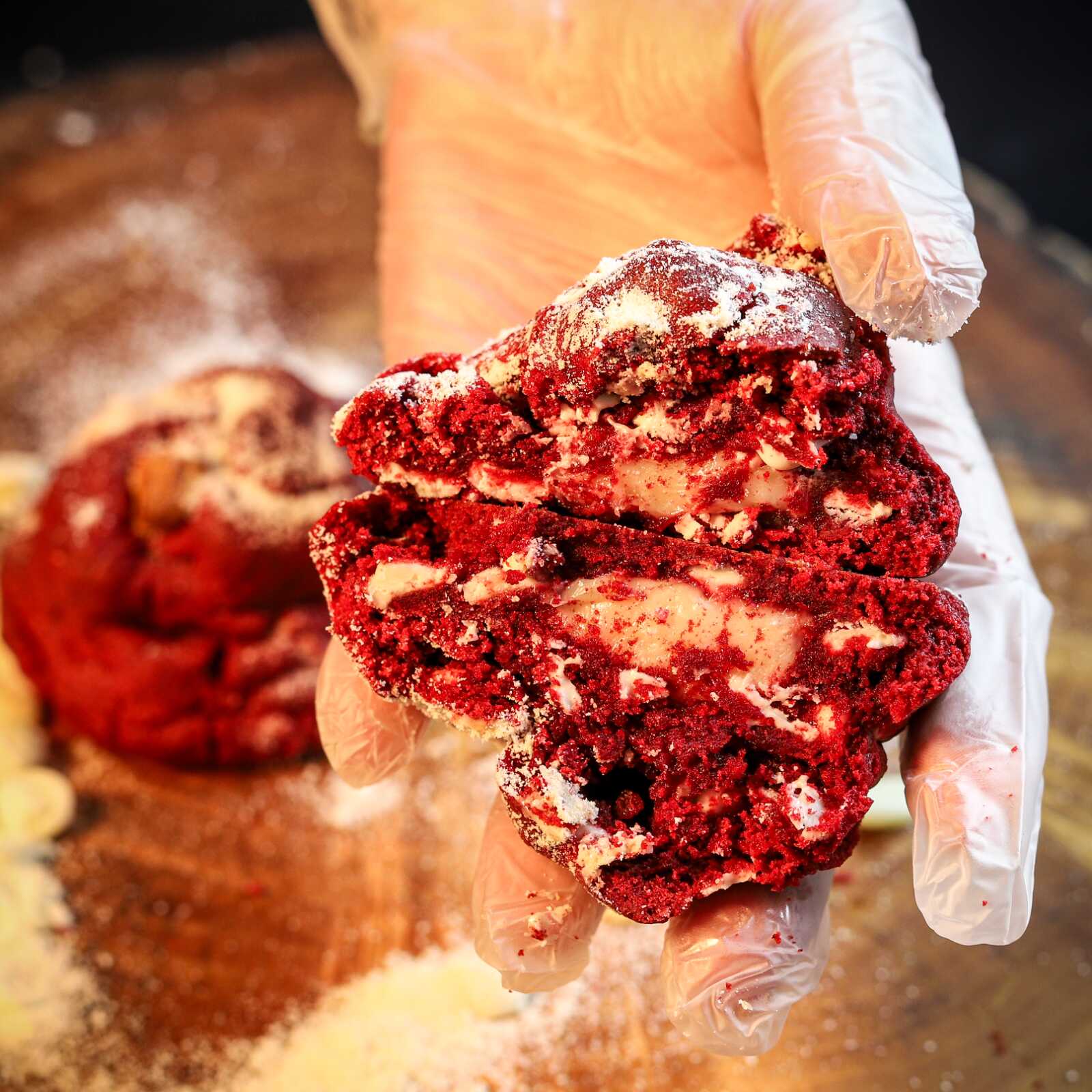 Uma explosão de carinho em cada mordida.
Massa red velvet intensamente macia, com gotas generosas de chocolate branco, envolvendo um recheio cremoso de brigadeiro Ninho que derrete no coração — não só na boca.
É o tipo de sabor que ativa memórias boas, da infância ao primeiro amor. Do bolo da avó ao afago no peito.
Se existe um cookie capaz de te fazer sorrir de olhos fechados… é esse.
