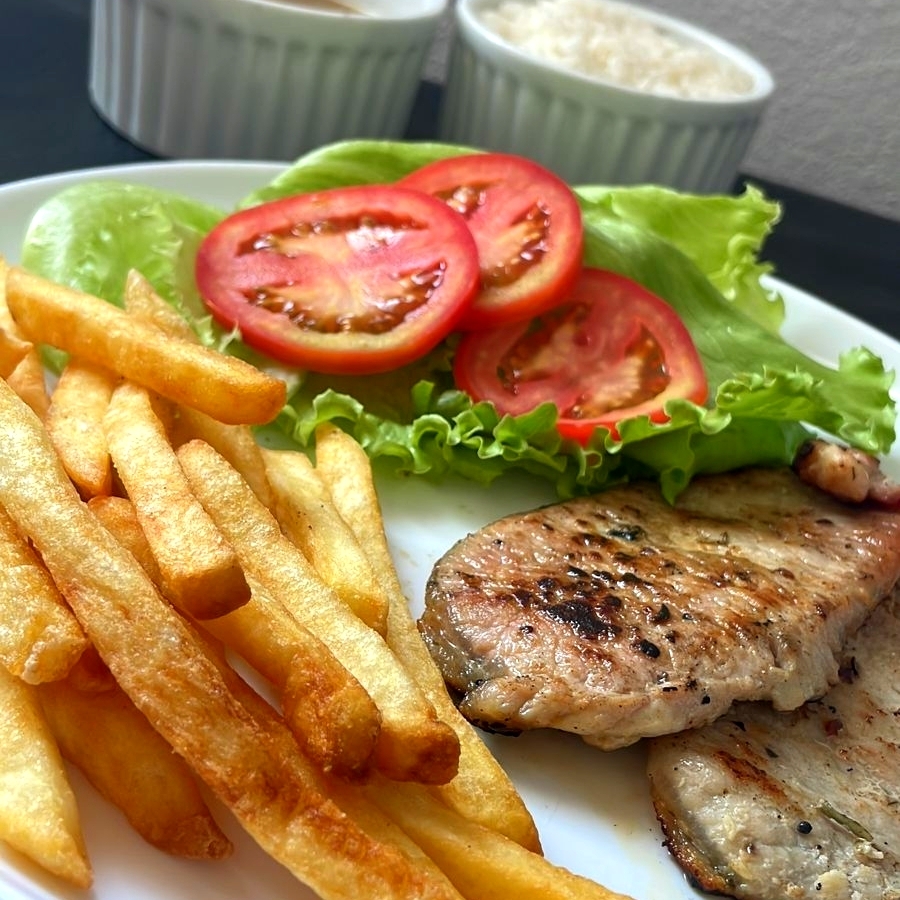 Todos os itens vão separados!
Arroz (300g), feijão (150g), batata, lombo (150gr) salada.