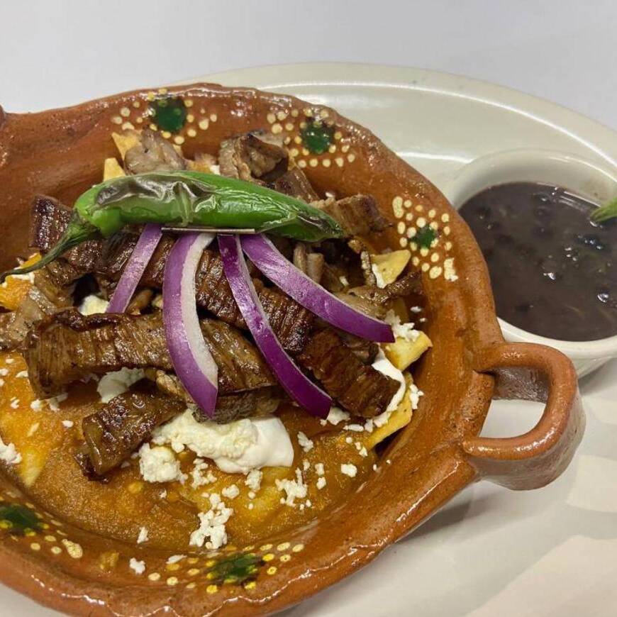 Chilaquiles rojos con cecina