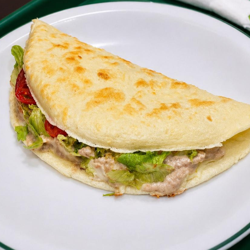 Leve, nutritiva e preparada na hora! Nossa crepioca combina ovo, tapioca e queijo ralado, recheada com frango defumado, alface americana, tomate-cereja e cebola roxa.
💪 Rica em proteínas.
🌿 Feita na hora.
🥗 Uma opção prática e saborosa para qualquer momento do dia.