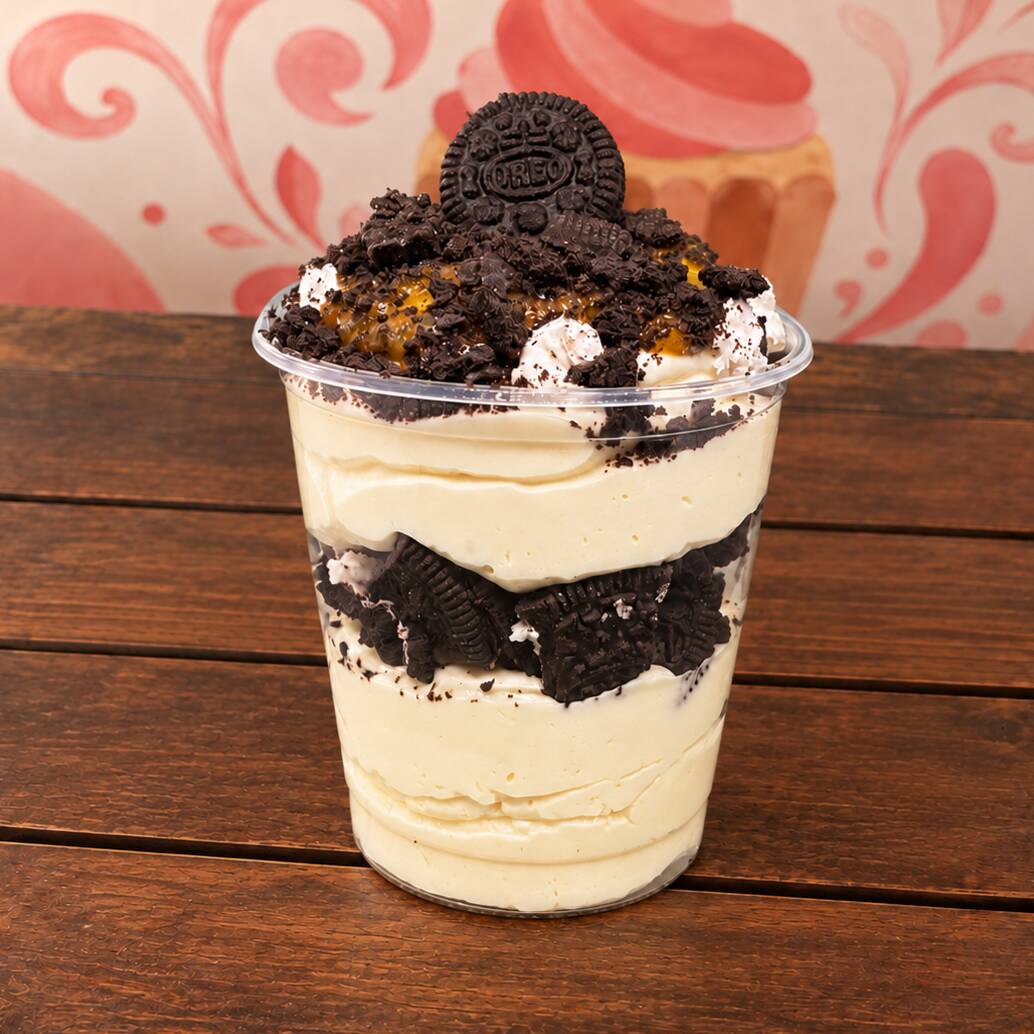 Uma combinação surpreendente e refrescante! Nosso Copo da Felicidade de 200 ml traz a leveza e o frescor do mousse de maracujá, harmonizado com o toque crocante e saboroso dos pedaços de Oreo. Cada colherada oferece um contraste delicioso entre o cítrico e o doce, criando uma experiência única e irresistível para o seu paladar. Perfeito para quem busca uma sobremesa equilibrada e cheia de personalidade!