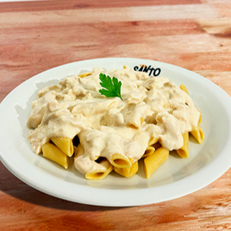 Saboreie a combinação perfeita com a massa tipo penne (200g), envoltos no nosso excepcional molho de Strogonoff, à base de Frango com Champignon, misturado com uma generosa porção do verdadeiro Catupiry (200g). (Os ingredientes do preparo do strogonoff não podem ser alterados e/ou retirados).