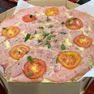 Massa, molho, muçarela,presunto, tomate, orégano e manjericão.