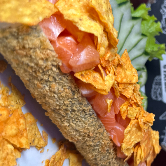 Hot Frito, Salmão em Cubos fresco, Cream Cheese , nachos , geleia de pimenta agridoce