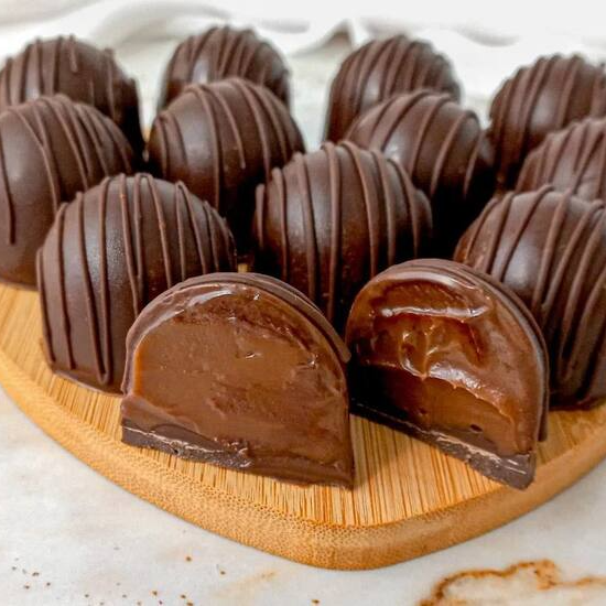 Casquinha de chocolate bland, recheada com brigadeiro cremoso 50% cacau. *Imagem ilustrativa*