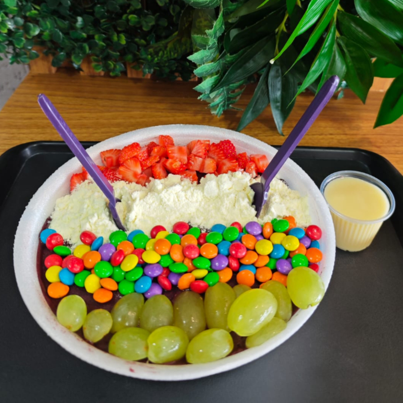 Açaí Premium enviado na embalagem térmica. Todos nosso produtos vão com os complementos enviados a parte (Experiencia Unica). Foto meramente ilustrativa (Altera conforme sua escolha dos complementos)